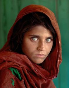 Foto da menina afegã de olhos verdes – Fotógrafo Steve McCurry